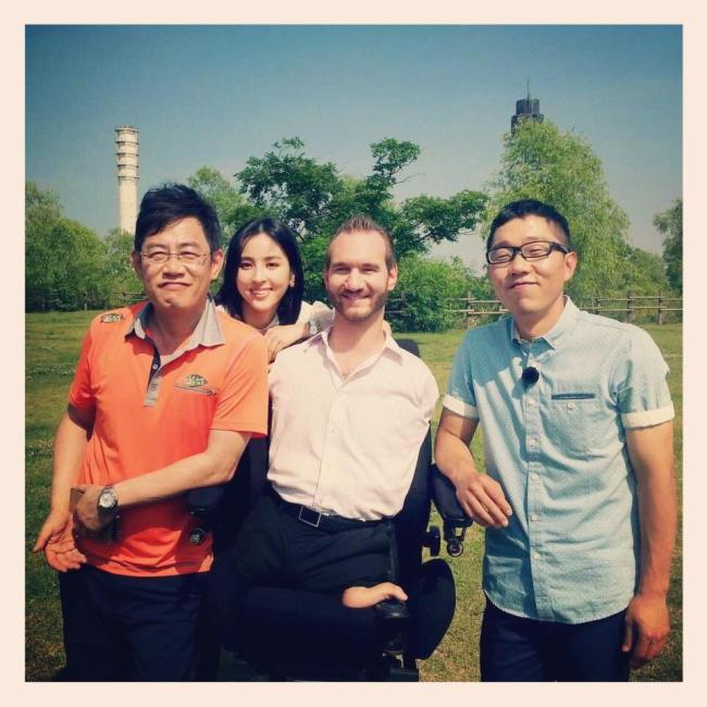 이경규(좌부터/MC/개그맨),한혜진(탤런트/영화배우),닉부이치치(NickVujicic/사회기관단체인/사지없는인생대표),김제동(MC/개그맨)
배우 한혜진이 SBS ‘힐링캠프, 기쁘지 아니한가’에 출연한 닉부이치치와 MC 이경규, 김제동 씨와 함께 찍은 사진을 공개했다.