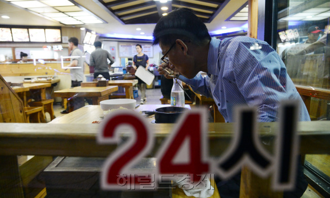 새벽밥 먹는 택시기사. 박해묵 기자/mook@heraldcorp.com
새벽밥 먹는 택시기사. 박해묵 기자/mook@heraldcorp.com
새벽밥 먹는 택시기사. 박해묵 기자/mook@heraldcorp.com