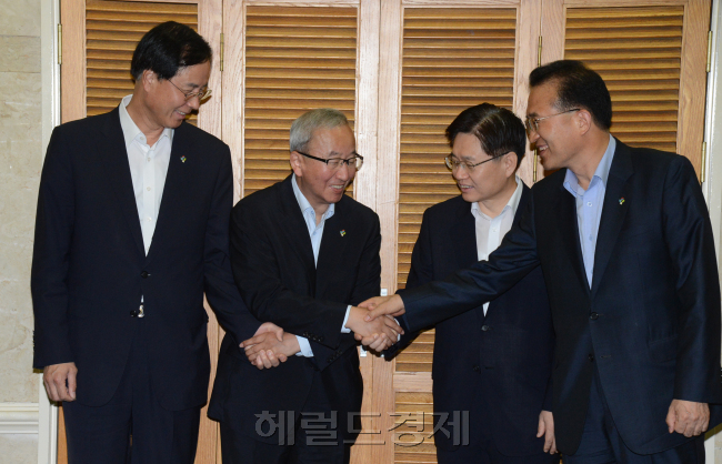 18일 여의도 렉상턴호텔에서 경제정책 수장인 현오석 경제부총리,경제검찰인 노대래 공정위원장,김덕중 국세청장,백운찬 관세청장이 모여 경제민주화관련 과도한 입법행위와 규제등 경기회복을 저해하는 정책에 대한 조율을 하고 있다. <br />정희조 기자/checho@heraldcorp.com 130618
18일 여의도 렉상턴호텔에서 경제정책 수장인 현오석 경제부총리,경제검찰인 노대래 공정위원장,김덕중 국세청장,백운찬 관세청장이 모여 경제민주화관련 과도한 입법행위와 규제등 경기회복을 저해하는 정책에 대한 조율을 하고 있다.
정희조 기자/checho@heraldcorp.com 130618
현오석 부총리 겸 기획재정부 장관은 18일 오전 서울 여의도에서 ‘경제 검찰’ 역할을 하는 기관장들과 만나 경제민주화와 관련해 과도한 입법행위와 경기 회복을 저해하는 규제 정책에 대해 조율했다. 노대래(왼쪽부터) 공정거래위원장, 현 부총리, 김덕중 국세청장, 백운찬 관세청장이 회의에 앞서 악수하고 있다. 정희조 기자/checho@heraldcorp.com