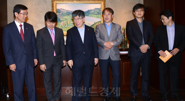 김중수 한국은행 총재가 18일 오전 서울 중구 한국은행 본점에서 열린 중소기업 최고경영자와의 간담회에서 참석자들과 이야기를 나누고 있다./안훈기자 rosedale@ 2013.06.18
김중수 한국은행 총재가 18일 오전 서울 중구 한국은행 본점에서 열린 중소기업 최고경영자와의 간담회에서 참석자들과 이야기를 나누고 있다./안훈기자 rosedale@ 2013.06.18