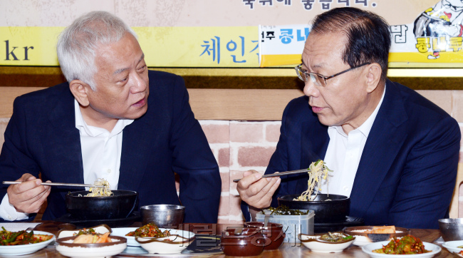 새누리당 황우여 대표는 18일 오전 여의도의 한 콩나물 국밥집에서 민주당 김한길 대표를 만나 6월 임시국회 방향에 대해 논의하고 있다. 박현구 기자phko@heraldm.com