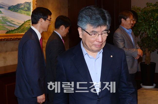 김중수(금융인/전대학총장/한국은행총재/동아시아태평양중앙은행총재회의의장)
김중수 한국은행 총재가 18일 오전 서울 중구 한국은행 본점에서 열린 중소기업 최고경영자와의 간담회를 위해 회의실로 들어오고 있다. 최근 계속되는 국내 증시 하락과 경기 침체를 반영하듯 김중수 총재의 표정이 무겁기만 하다.