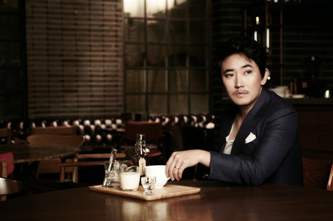이승철(가수)
가수 이승철(47)이 18일 11집 ‘마이 러브(My Love)’를 발매했다. 수록곡 9개는 심혈을 기울인 흔적이 역력하다. 이승철이 기존의 방식과 변화 사이에서 고민하며 새로운 시도를 했다는 자체는 큰 의미를 담는다.