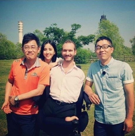 이경규(좌부터/MC/개그맨),한혜진(탤런트/영화배우),닉부이치치(NickVujicic/사회기관단체인/사지없는인생대표),김제동(MC/개그맨)
한혜진은 지난 17일 자신의 트위터에 “정말 만나고 싶었던 닉 부이치치와 함께”라는 글과 그의 모습이 담긴 인증샷을 올렸다. 공개된 사진에는 닉 부이치치와 ‘힐링캠프’ MC인 한혜진, 이경규, 김제동이 밝은 표정으로 카메라를 향해 미소짓고 있다.