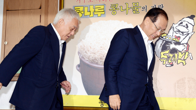 Saenuri Party chairman Rep. Hwang Woo-yea (right) and Democratic Party chairman Rep. Kim Han-gil arrive at a restaurant in Yeouido, Seoul, Tuesday for the first bipartisan leaders’ meeting in nine years. Hwang and Kim discussed a range of issues including economic democratization and holding a parliamentary investigation into the National Intelligence Service’s election interference.   Park Hyun-koo/The Korea Herald