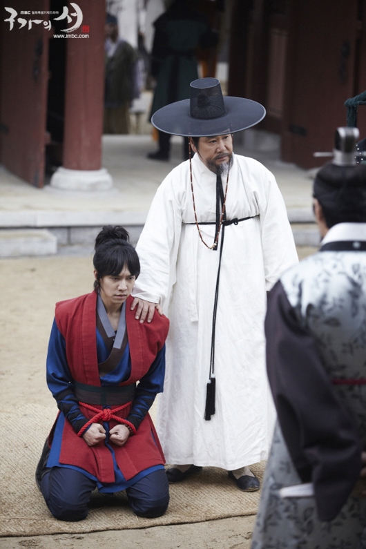 이승기(좌부터/가수/탤런트),유동근(탤런트/영화배우)
　풍자가 스토리를 만날 땐 대중의 공감대가 커졌다. 드라마 ‘직장의 신(KBS2)’은 IMF 이후 비정규직 노동자 800만의 현실을 정조준했다. 계약직이기에 담배 심부름이 일쑤였고, 정규직을 위협하는 인재일지라도 기획아이템은 번번히 빼앗겼다. 직장 안의 을들은 ‘먼지같은 존재’이고, ‘노예같은 삶’을 살다갈 뿐이었다. 수퍼맨처럼 등장한 미스김은 통쾌한 대리만족을 안긴 ‘을의 반란’이었다.