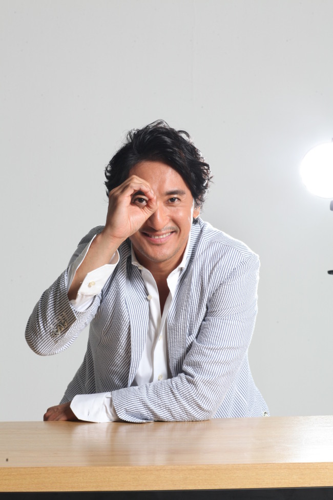 신현준(영화배우/교수)
서울 노원구에 위치한 인덕대학교는 방송연예과 학과장으로 재직 중인 양미경 교수와 신혼여행에서 막 돌아온 신현준 교수가 재능기부 차원에서 흔쾌히 광고 촬영에 임했다고 밝혔다.