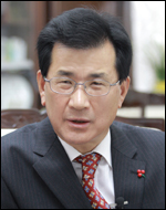이시종(광역단체장/전국회의원/충청북도도지사)
충북경제자유구역청은 에어로폴리스와 충주 에코폴리스지구의 성공적 개발을 위해 개발 관련 전문가로 구성된 충북경제자유구역 전문가위원회를 구성하고 18일 위원들에게 위촉장을 수여함으로써 본격적인 위원회 가동에 들어갔다고 밝혔다.