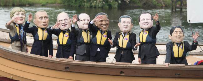 Demonstrators from the “IF campaign” wearing masks depicting G8 leaders protest against tax avoidance during the G8 Summit in Enniskillen, Northern Ireland, Monday.    AFP-Yonhap News