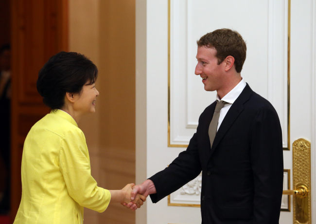 박근혜(좌부터/대통령),마크주커버그(MarkZuckerberg/기업인/페이스북CEO)
세계 최대 소셜 네트워크 서비스 페이스북의 공동 창업자이자 최고경영자인 마크 주커버그가 청와대를 방문했다.