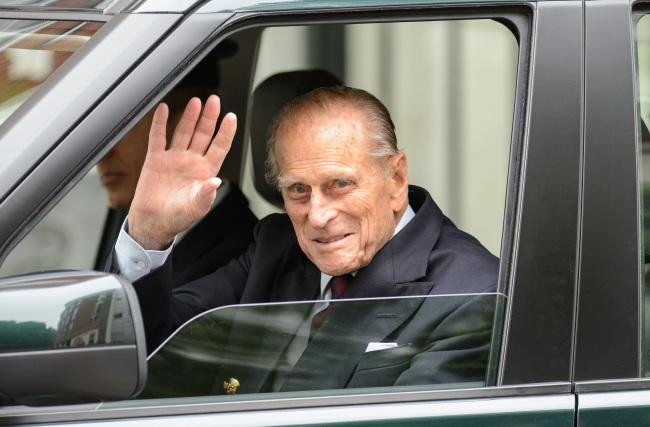 Britain’s Prince Philip waves as he leaves the London Clinic in central London, Monday.   AP-Yonhap News