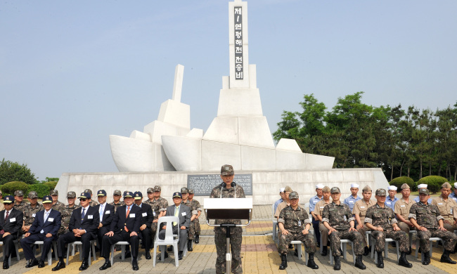 Navy officers involved in the inter-Korean battle off the coast of Yeonpyeongdo Island in the West Sea in 1999 attend a memorial service at a naval base in Pyeongtaek, Gyeonggi Province, on June 12.   Yonhap News