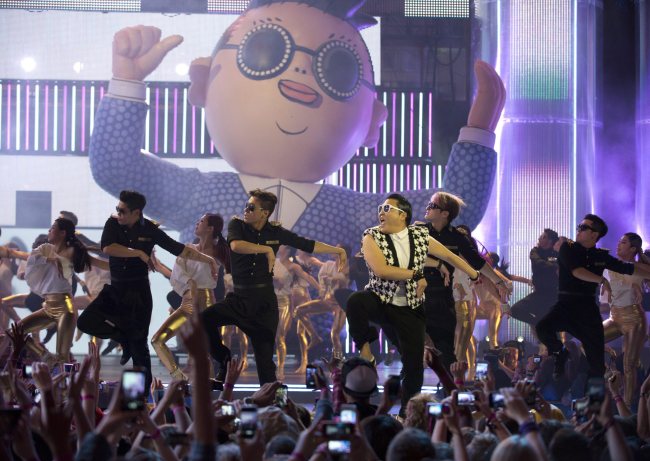 싸이(박재상/가수/음악PD)
Psy performs “Gentleman” at the 2013 MuchMusic Video Awards in Toronto on Sunday.   Yonhap News