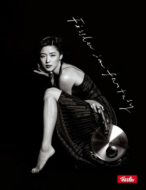 전지현(왕지현/영화배우)
배우 전지현이 광고 촬영장에서 파격 수중 퍼포먼스를 선보였다.