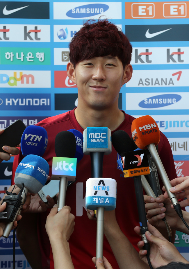 손흥민(축구선수/함부르크SV)
South Korea striker Son Heung-min turned down a host of Premier League clubs to stay in the Bundesliga with Bayer Leverkusen, but could yet play in England, his agent revealed in an interview on Monday.