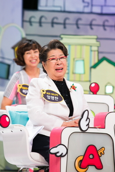 엄앵란(엄인기/영화배우/닥스클럽대표컨설턴트)
엄앵란은 18일 오후 방송되는 채널A ‘명랑해결단’ 녹화장에서 “남편 신성일과 각 방을 쓰고 있지만, 다시 합치고 싶다”고 말해 이목을 집중시켰다.