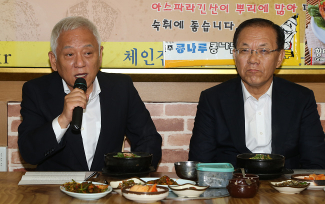 김한길(좌부터/국회의원/민주당국회의원/민주당당대표),황우여(국회의원/새누리당대표최고위원)
김한길 민주당 대표(왼쪽)가 18일 오전 서울 영등포구 여의도동의 한 식당에서 열린 조찬회동에서 인사말을 하고 있다. 오른쪽은 황우여 새누리당 대표. (연합뉴스)