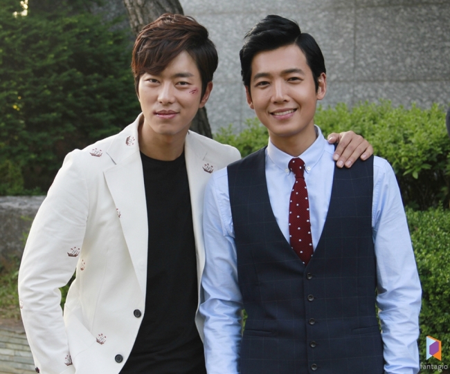 윤현민(좌부터/영화배우/전야구선수),정경호(탤런트/영화배우)
이쯤하면 ‘마성의 남남 케미’다. 정경호와 윤현민, 두 상남자의 러브라인 부럽지 않은 ‘우정라인’이 여심(女心)을 흔들고 있다.