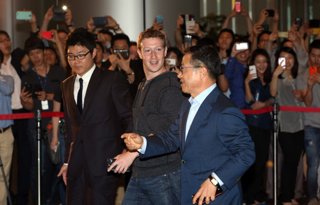 마크주커버그(MarkZuckerberg/기업인/페이스북CEO)
한국을 방문 중인 페이스북 창업자 겸 최고경영자(CEO) 마크 저커버그가 18일 오후 서울 서초동 삼성전자 사옥을 방문하고 있다. (연합뉴스)