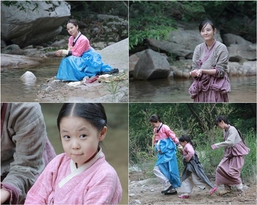송지효(위쪽좌부터/천성임/영화배우/탤런트),강별(영화배우),김유빈(탤런트)
배우 송지효가 김유빈, 강별과 함께 시원한 물놀이를 즐기고 있는 모습이 포착됐다.