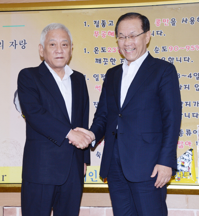 김한길(좌부터/국회의원/민주당국회의원/민주당당대표),황우여(국회의원/새누리당대표최고위원)
Democratic Party Chairman Rep. Kim Han-gil (left) shakes hands with Saenuri Party chairman Rep. Hwang Woo-yea at a restaurant in Yeouido, Seoul, on Tuesday ahead of the first bipartisan leaders' meeting in nine years. (Park Hyun-koo/ The Korea Herald)