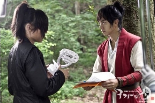 최진혁(좌부터/김태호/탤런트),이승기(가수/탤런트)
MBC 월화드라마 ‘구가의 서’에서 부자(父子)로 호흡을 맞추고 있는 배우 이승기와 최진혁이 끈끈한 동료애를 과시했다.