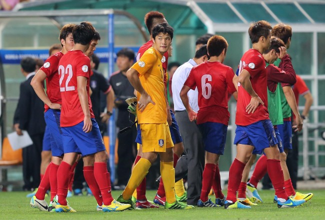 South Korean players walk toward their bench after having lost to Iran in their final World Cup qualifying match at Munsu Football Stadium in Ulsan on Tuesday. (Yonhap News)