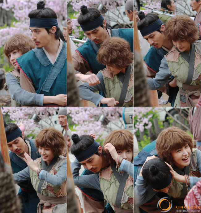 윤진이(좌부터/김윤진/탤런트),이동욱(탤런트/영화배우)
KBS 2TV 수목드라마 ‘천명(극본 최민기 윤수정, 연출 이진서 전우성)’에서 열연 중인 이동욱과 윤진이가 오누이 포스 가득한 리허설 현장을 연출했다. 드라마에서 살인 누명을 쓰고 도망자 신세가 된 최원(이동욱)에게 소백(윤진이)이 붙잡히게 됐을 경우 잘 대처할 수 있도록 무술을 가르쳐주는 장면이었다.