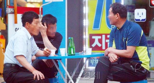 서울 양천구 신정동 인력시장에서 일용직 근로자들이 편의점 앞에서 아침밥 대신 술로 끼니를 떼우고 있다.<br />김명섭 기자 msiron@heraldcorp.com
서울 양천구 신정동 인력시장에서 일용직 근로자들이 편의점 앞에서 아침밥 대신 술로 끼니를 떼우고 있다.
김명섭 기자 msiron@heraldcorp.com
서울 양천구 신정동 인력시장에서 일용직 근로자들이 편의점 앞에서 아침밥 대신 술로 끼니를 떼우고 있다.
김명섭 기자 msiron@heraldcorp.com