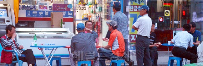 서울 양천구 신정동 인력시장에서 일용직 근로자들이 편의점 앞에서 아침밥 대신 술로 끼니를 떼우고 있다.<br />김명섭 기자 msiron@heraldcorp.com
서울 양천구 신정동 인력시장에서 일용직 근로자들이 편의점 앞에서 아침밥 대신 술로 끼니를 떼우고 있다.
김명섭 기자 msiron@heraldcorp.com
서울 양천구 신정동 인력시장에서 일용직 근로자들이 편의점 앞에서 아침밥 대신 술로 끼니를 떼우고 있다.
김명섭 기자 msiron@heraldcorp.com