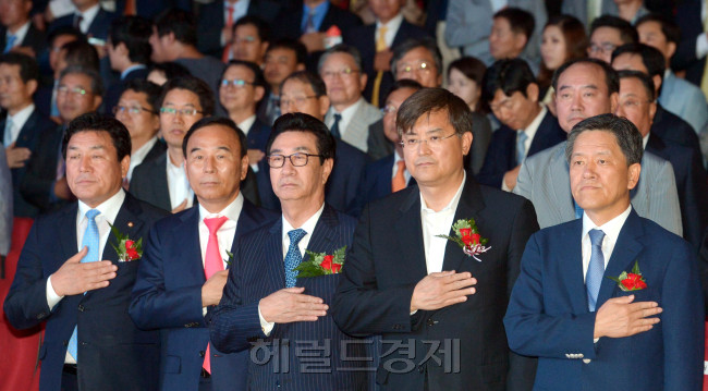 2013건설의 날 기념식이 18일 서울시 강남구 논현동 건설회관에서 열려 서승환 국토교통부장관, 주승용 국토교통위 위원장, 최삼규 대한건설단체총연합회 회장 등 참석자들이 국민의례를 하고 있다.<br />김명섭 기자 msiron@heraldcorp.com
2013건설의 날 기념식이 18일 서울시 강남구 논현동 건설회관에서 열려 서승환 국토교통부장관, 주승용 국토교통위 위원장, 최삼규 대한건설단체총연합회 회장 등 참석자들이 국민의례를 하고 있다.
김명섭 기자 msiron@heraldcorp.com