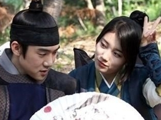 유연석(좌부터/안연석/탤런트/영화배우),수지(배수지/가수/미쓰에이)
지난 18일 유연석의 소속사 측은 MBC 월화드라마 ‘구가의 서’에서 현재 함께 호흡을 맞추고 있는 수지와 친분이 돋보이는 현장 비하인드 사진을 공개했다.