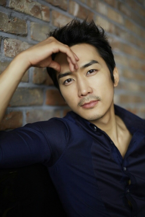 송승헌(탤런트/영화배우)
부드러움과 야성적인 면이 공존하는 남자 송승헌(36)은 요즘 MBC 수목극 ‘남자가 사랑할 때’를 끝내고 휴식을 취하고 있다. 그의 한류적인 가치는 특이한 면이 있다. 일본과 중국에서 동시에 한류스타로서 큰 인기를 구가하고 있는 예외적 한류스타라는 점이다.