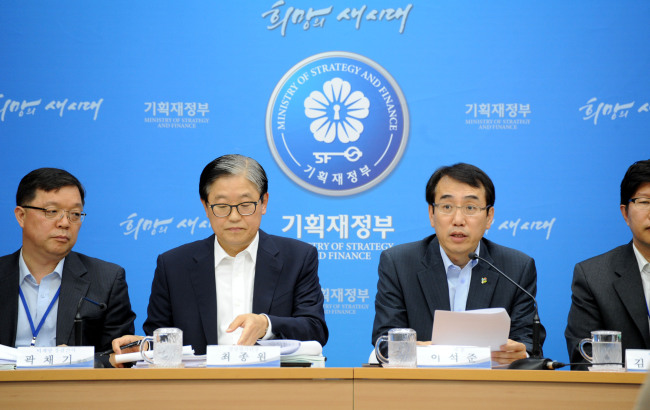 이석준(정무직공무원/전공무원/기획재정부제2차관)
기획재정부는 지난 18일 정부세종청사에서 이석준(왼쪽 세번째) 기재부 2차관 주재로 공공기관운영위원회를 열고 ‘2012년 공공기관 경영 실적 평가 결과’를 발표했다.  [사진제공=기획재정부]