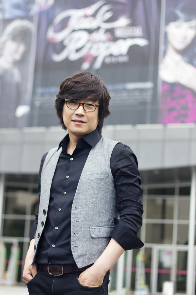 민영기(뮤지컬배우)
1888년 8월 영국 런던 그리니치에 있는 화이트채플가에서 매춘부를 엽기적으로 살해한 사건이 발생했다. 그로부터 11월까지 2개월 간 여성 5명이 살해돼 영국사회는 공포의 도가니에 빠졌다. 영국 여왕까지 나서 검거 방법을 찾았지만 범인 검거는 실패하고, 결국 사건은 미해결 ‘X-파일’로 남았다. 뮤지컬 ‘잭더리퍼’가 한여름에 다시 찾아왔다.