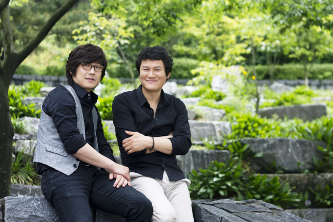 민영기(좌부터/뮤지컬배우),강성진(탤런트/영화배우)
1888년 8월 영국 런던 그리니치에 있는 화이트채플가에서 매춘부를 엽기적으로 살해한 사건이 발생했다. 그로부터 11월까지 2개월 간 여성 5명이 살해돼 영국사회는 공포의 도가니에 빠졌다. 영국 여왕까지 나서 검거 방법을 찾았지만 범인 검거는 실패하고, 결국 사건은 미해결 ‘X-파일’로 남았다. 뮤지컬 ‘잭더리퍼’가 한여름에 다시 찾아왔다.