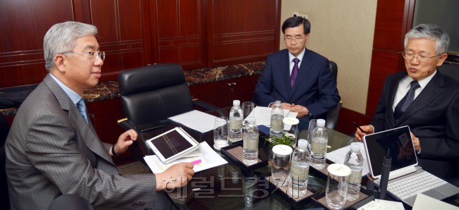 왼쪽부터 백영선 주 폴란드 대사, 박상훈 주 슬로바키아 대사, 남관표 주 헝가리 대사.  김명섭 기자/msiron@