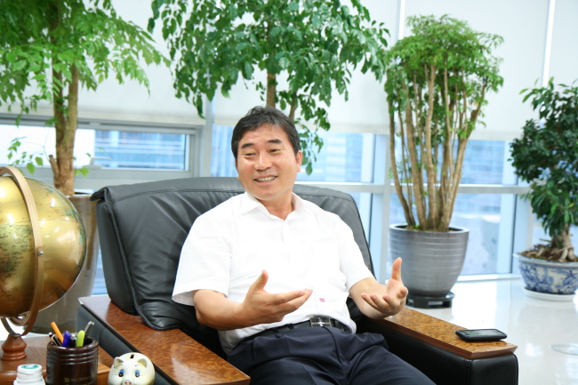 남민우(기업인/다산네트웍스대표이사사장)
벤처 1세대의 상징적인 인물로 꼽히는 남민우 다산네트웍스 대표가 창조경제 전도사로 이름표를 바꿨다. 박근혜 대통령은 지난 18일 자신이 가장 역점을 두고 추진하고 있는 창조경제의 밑거름이 될 청년위원회 초대위원장에 남 대표를 위촉했다. 남 위원장은 앞서 지난 5월부턴 미래창조과학부의 창조경제 자문위원으로도 활동하는 등 새 정부 들어 눈 코 뜰 새 없는 바쁜 나날을 보내고 있다.