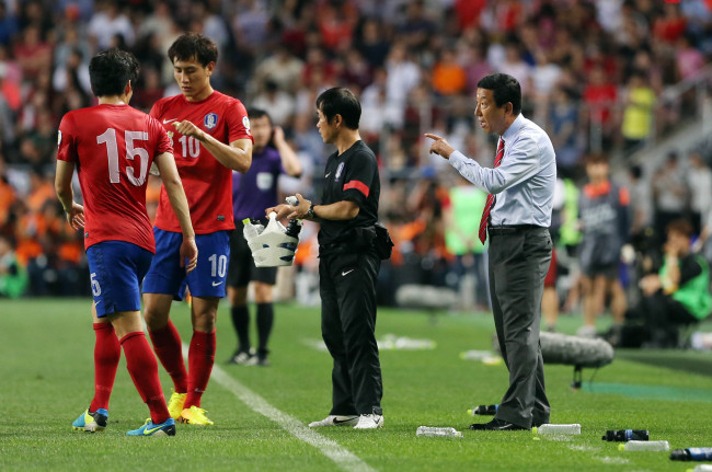 Choi Kang-hee (right) has confirmed his intention to step down from the national team.   Yonhap News