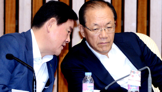새누리당 황우여 대표(오른쪽)와 전병헌 원내대표가 19일 오전 국회  열린 최고중진연석회의에서 이야기를 나누고 있다. 박현구 기자phko@heraldcorp.com