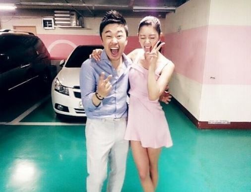조달환(좌부터/영화배우/탤런트),클라라(이성민/탤런트/모델)
지난 16일 클라라는 자신의 트위터에 “클라라의 영원한 멋진 스승님 달환 오빠랑 출연해서 너무 즐겁고 행복했던 하루였어요. 언제나 긍정의 힘을 다시 한 번씩 일깨워주는 세계최고 멋진 분. 항상 배우고 있습니다. 달환 스승님”이라는 글과 함께 사진을 올렸다.