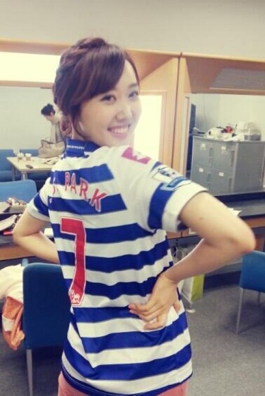 김민지(아나운서)
최근 배우 김사랑과 열애설에 휩싸였던 축구선수 박지성이 이번에는 SBS 김민지 아나운서와 열애중인 것으로 보도됐다.