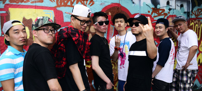 밴드 불한당. 박해묵 기자/mook@heraldcorp.com
Members of Bulhandang crew gather for an interview in Hongdae on June 13: MC Meta, Artisan Beats, Optical Eyez XL, RHYME-A-, Minos, Nuck, Naachal and THE Z.   Park Hae-mook/The Korea Herald