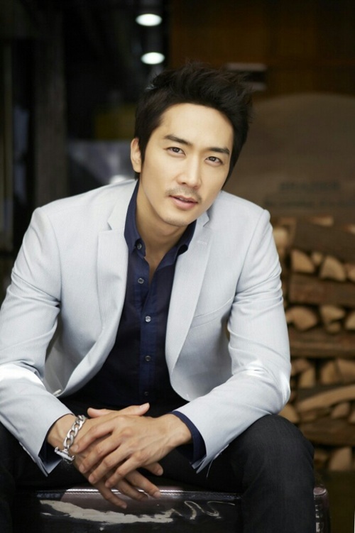 송승헌(탤런트/영화배우)
부드러움과 야성적인 면이 공존하는 남자 송승헌(36)은 요즘 MBC 수목극 ‘남자가 사랑할 때’를 끝내고 휴식을 취하고 있다. 그의 한류적인 가치는 특이한 면이 있다. 일본과 중국에서 동시에 한류스타로서 큰 인기를 구가하고 있는 예외적 한류스타라는 점이다. 그는 ‘가을동화’와 ‘여름향기’로 배용준과 함께 자상하고 부드러운 남자에 대한 ‘로망’으로 일본에 알려진 이후 몇 차례의 프로모션을 통해 굳건한 한류 팬덤을 유지하고 있다.