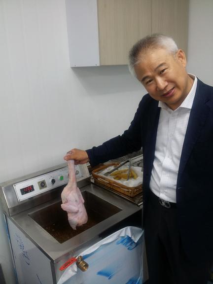 박윤산(KSN가전대표)
치킨, 새우튀김, 돈가스 등 각종 튀김요리의 최대 문제는 트랜스지방과 환경호르몬이 조리과정에서 발생하는 것이다. 당뇨와 고혈압, 암 등 각종 질환을 유발하는 물질로 알려져 있으나 이의 발생을 막을 방법이 없다.