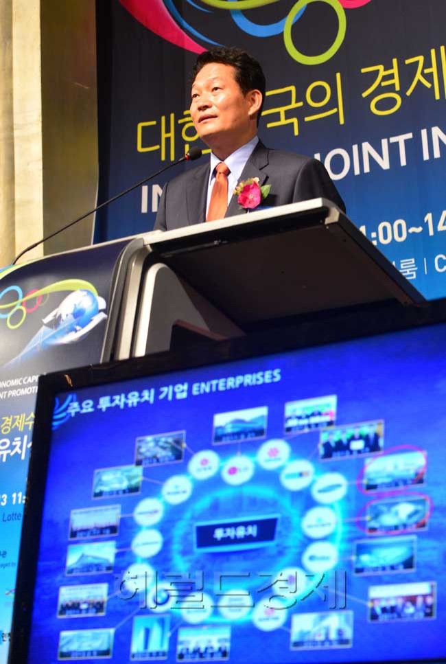송영길(광역단체장/정당인/인천광역시시장/민주당최고위원)
19일 오전 서울 소공동 롯데호텔 크리스탈볼룸에서 대한민국의 경제수도 인천시의 합동투자유치설명회가 열렸다. 송영길 인천시장이 인천시를 소개하고 있다.