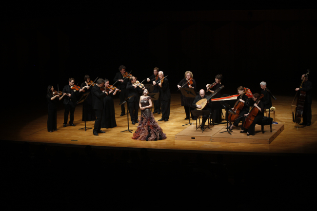 Soprano Im Sun-hae (center) and the Academy of Ancient Music.   Vincero