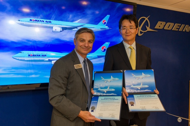 Korean Air executive vice president Cho Won-tae (right) and Boeing Commercial Airplanes president and CEO Ray Conner pose after the Korean air carrier agreed to purchase 11 next-generation aircraft from the U.S. company at the Paris Air Show on Tuesday.   Korean Air