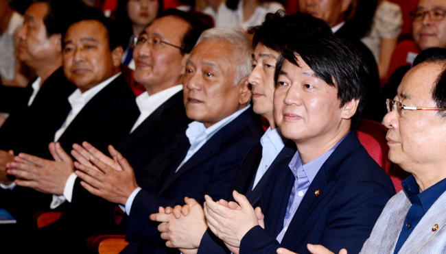 Rep. Ahn Cheol-soo (second from right) attends a symposium hosted by his think tank Policy Network Tomorrow at the National Assembly on Wednesday along with Democratic Party chairman Rep. Kim Han-gil (fourth from right) and minor opposition Progressive Justice Party leader Roh Hoe-chan (fifth from right).   Park Hyun-koo/The Korea Herald
