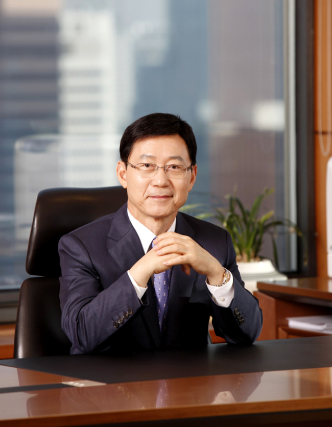 구자영(기업인/SK이노베이션대표이사부회장)
구자영 SK이노베이션 부회장과 조윤선 여성가족부 장관이 19일 순차적으로 SK이노베이션과 여성부를 상호 방문하며 가족친화경영 확산을 위한 전도사를 자임했다. 서울 서린동 SK이노베이션 본사와 무교동 여가부 청사 간 거리는 한 블록도 안 되는 300m 남짓이다.